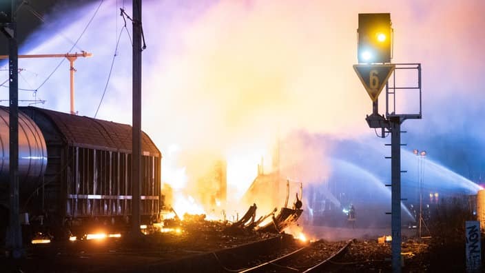 Reinigungsarbeiten nach dem Güterzugbrand in Unkel