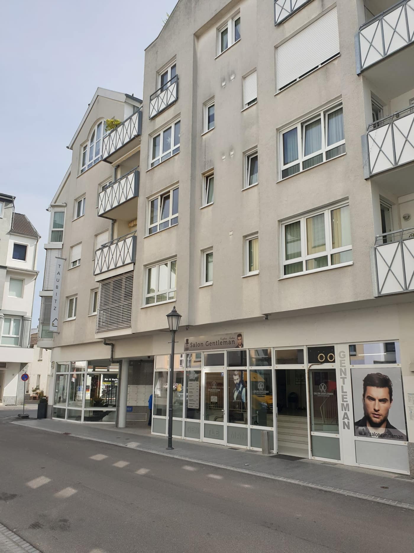 Reinigung einer Hausfassade mit der Arbeitsbühne