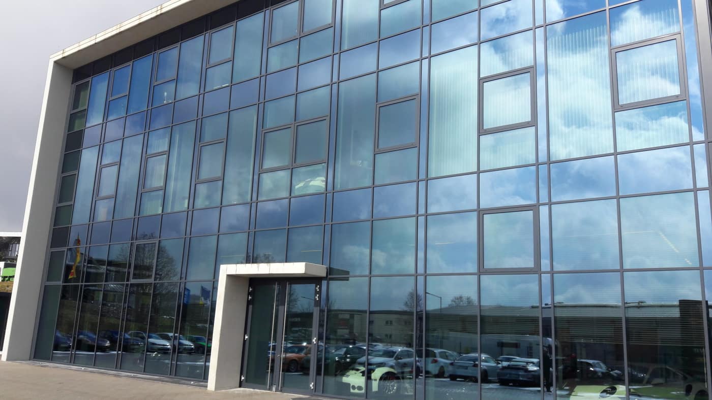 Glasreinigung im Gebäude von Manthey Racing