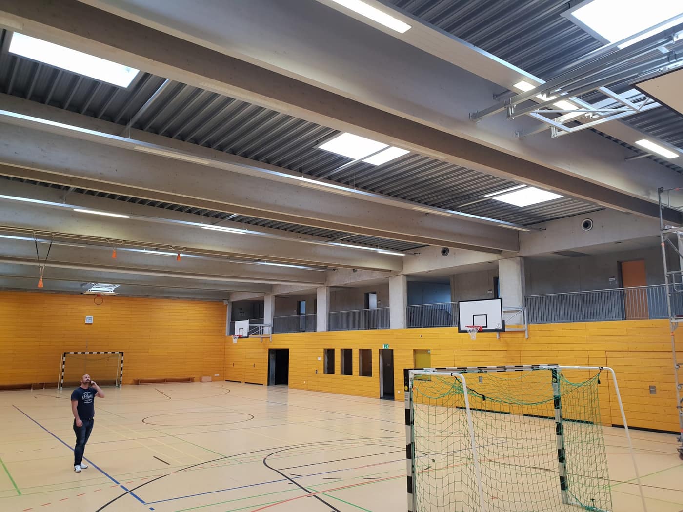 Grundreinigung des Hallenbodens einer Turnhalle