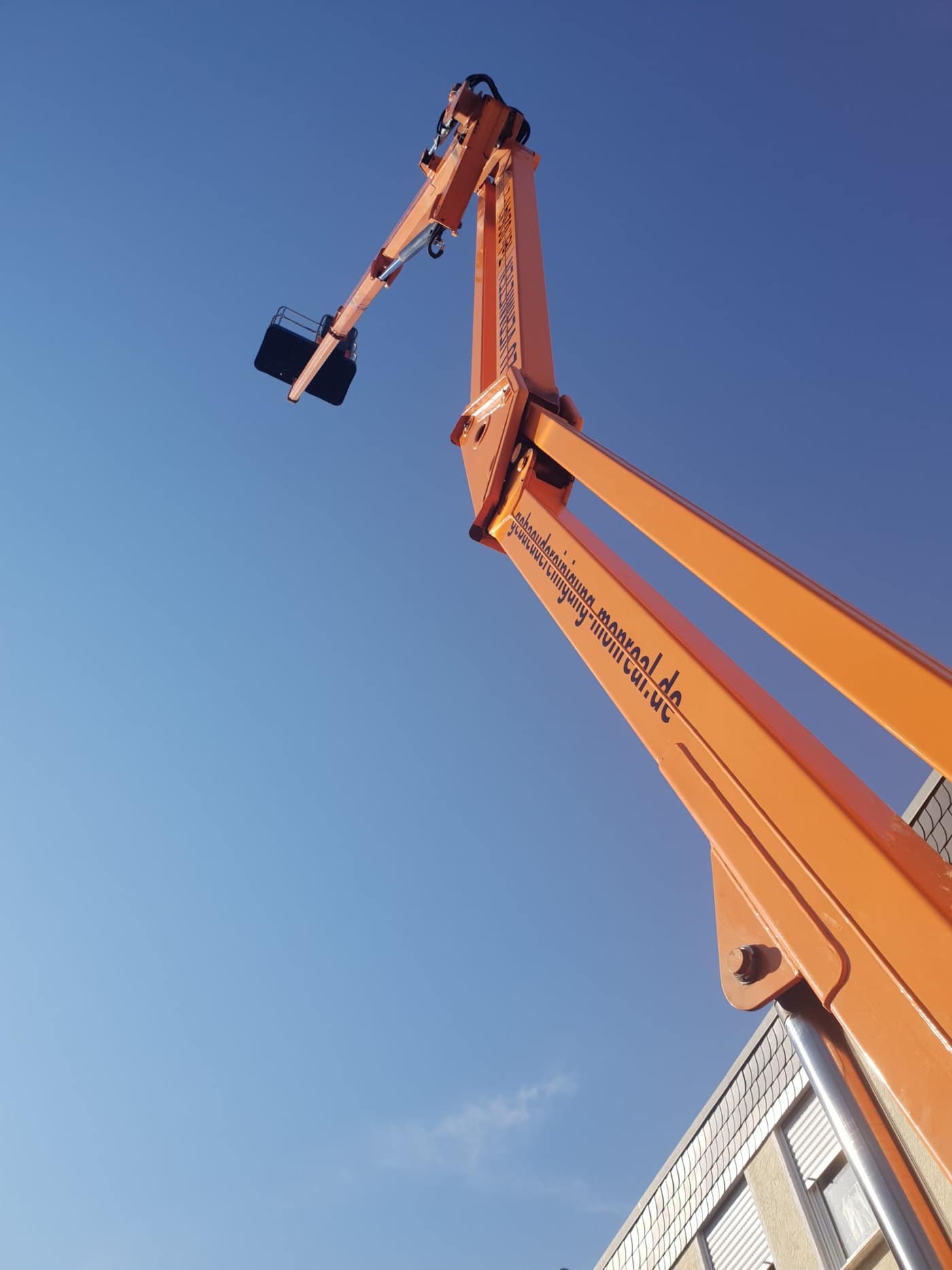 Seitenansicht der mobilen Arbeitsbühne