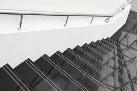 Gepflegtes, sauberes Treppenhaus mit Geländer und Handlauf